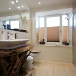 Prora - Moderne Ferienwohnung mit Balkon, Strandkorb am Meer und Gemeinschaftssauna - Njoerd Binz