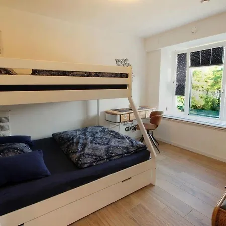 Prora - Moderne Ferienwohnung mit Balkon, Strandkorb am Meer und Gemeinschaftssauna - Njoerd Binz